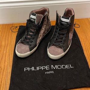 Like New with dust Bag. 100% authentic. Wore once.